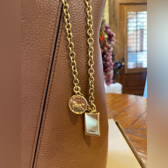 Chloe “Spin” Medium Tote Bag in shiny-grained leather - Picture 6 of 13